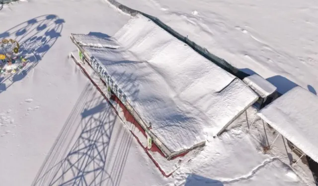 Erciş’te Yoğun Kar Yağışı Nedeniyle Çatı Çöktü!