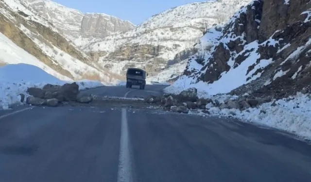 Van'ın Komşu İlinde Karayola Dev Kayalar Düştü: Yollar Kapalı