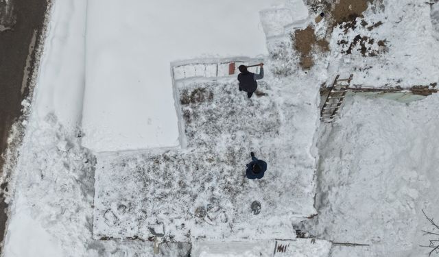 Yoğun kar yağışı tek katlı evleri kara gömdü