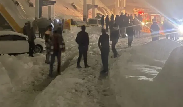 Hakkari'de Petrol İstasyonunun Çatısı Çöktü: Yaralılar Var!