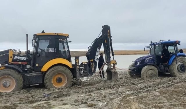 Van Gölü Sahilinde Traktör Çamura Saplandı, Kepçe İle Kurtarıldı