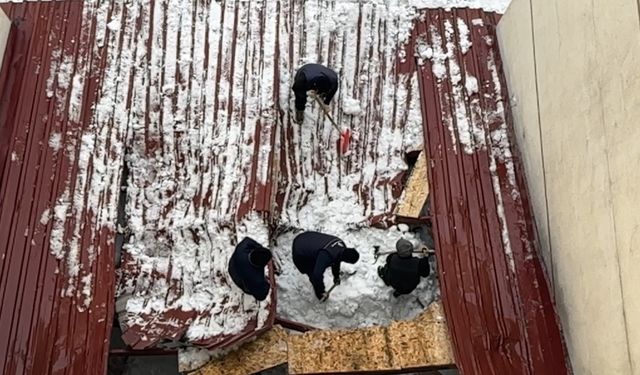 Hakkari’de Kar Tehlikesi: Bina Girişi Çöktü