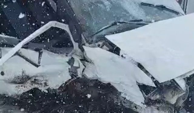 Hakkari’de Kamyonetler Çarpıştı: Ölü Ve Yaralılar Var!