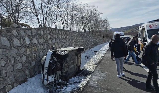 Bingöl’de Feci Kaza: Otomobil İstinat Duvarına Çarparak Devrildi, 2’si Ağır 5 Yaralı