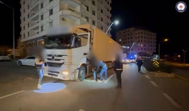 Tırda 25 Göçmen Yakalandı, Sürücü Tutuklandı