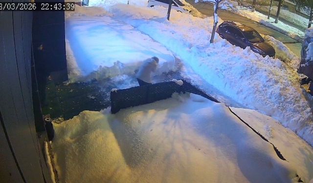 Çatıdan düşen kar kütlesi az daha can alıyordu