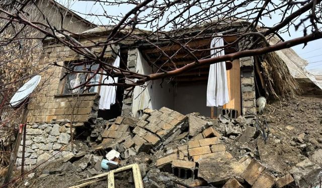 Hakkari’de Toprak Ev çöktü: 3 Kişilik Aile Bayramda Evsiz Kaldı
