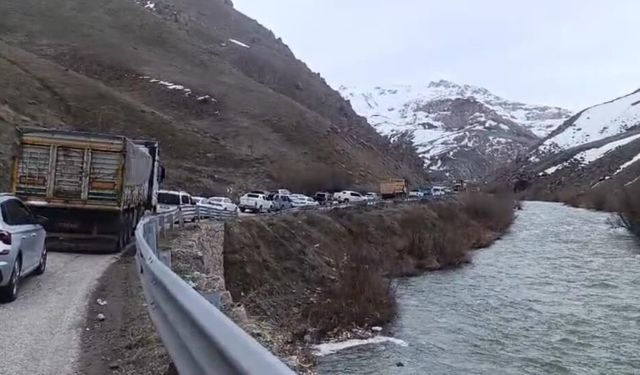 Yüksekova-Van Kara Yolunda Heyelan Ulaşımı Aksattı