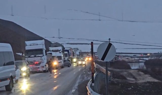 Yüksekova’nın  Van ve Diğer İllere Ulaşımı Koptu: Heyelan Yolu Kapattı
