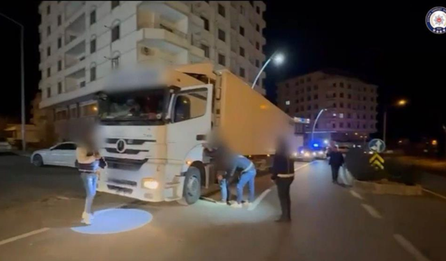 Van Sınırından Gelen Göçmenler Tır Dorsesinde Yakalandı!