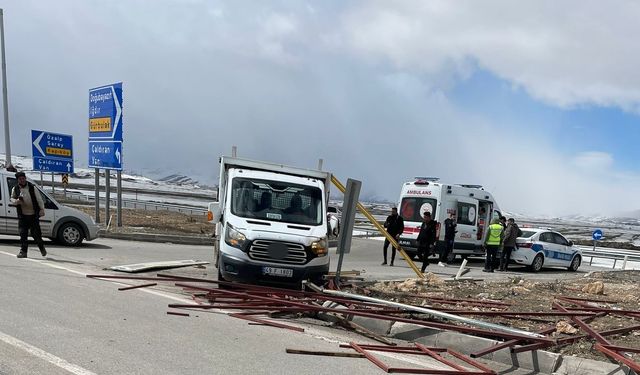 Van’da Kaza: Otomobil ile Kamyonet Çarpıştı, 2 Yaralı