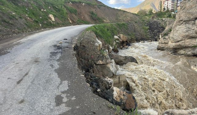 Hakkari’de Dere Taştı, Yol Yeniden Zarar Gördü