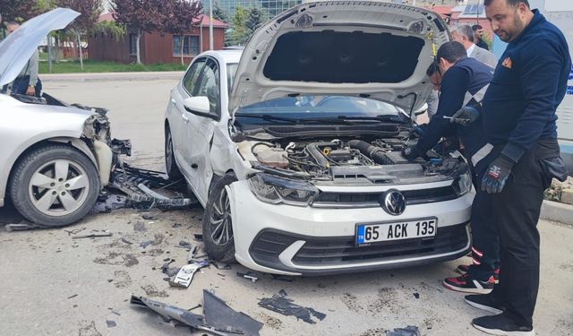 Van’da İki Otomobil Çarpıştı:Yaralı Var!