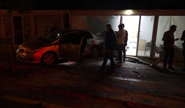 Malatya’da kontrolden çıkan otomobil konteyner iş yerine girdi