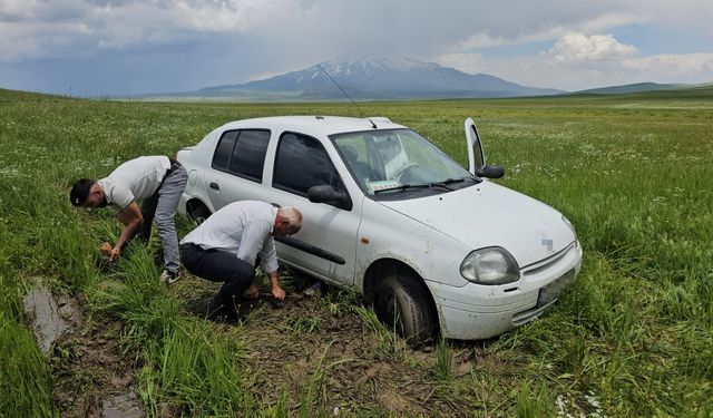 Çamura Saplanan Gazeteci, 5 Saatlik Çalışmayla Kurtarıldı