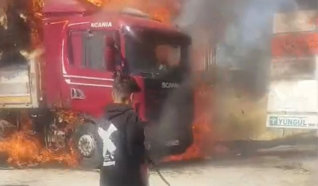 Saman Yüklü Tır Alevlere Teslim Oldu