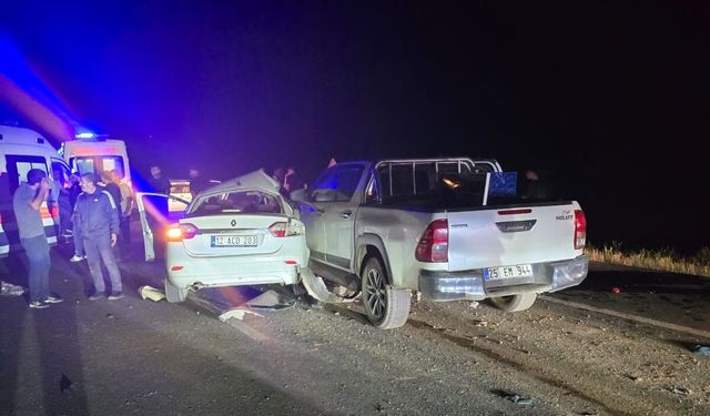 Otomobille pikap çarpıştı! Yaralılar var!