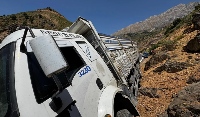 Hakkari'de Arpa Yüklü Kamyon Kontrolden Çıktı