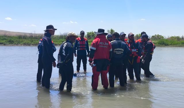 Çaya düşerek kaybolan küçük çocuğun cansız bedenine ulaşıldı