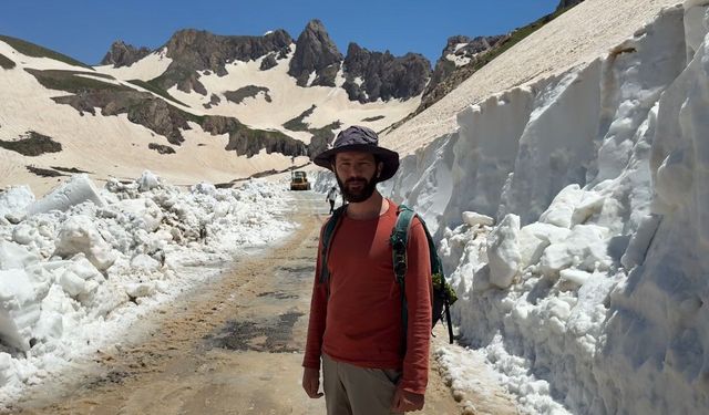 Temmuz Ortasında Kar Sürprizi! Hakkari’de 5 Metrelik Dev Kar Tünelleri Hayran Bıraktı