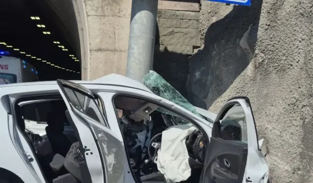 Otomobil Tünel Girişindeki Tabelaya Ok Gibi Saplandı!