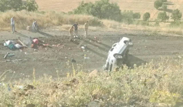 Kamyonet Şarampole Yuvarlandı: 4 Kişi Yaralandı