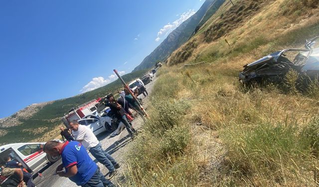 Tatvan'da İki Otomobil Çarpıştı: 6 Yaralı