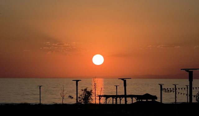 Van'da Gün Batımı Sonrası Eşsiz Manzara