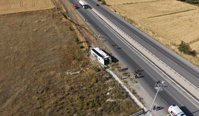 Yolcu Otobüsü Şarampole Devrildi: 24 Kişi Yaralandı