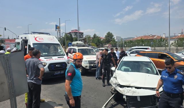 İki Otomobil Çarpıştı: 3 Yaralı