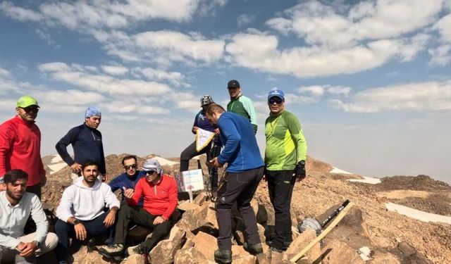 İranlı Dağcılar 4 Bin 58 Metrelik Süphan Dağı Zirvesine Ulaştı