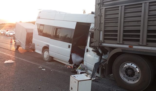Malatya'da Tarım İşçilerini Taşıyan Minibüs Tıra Çarptı: Çok Sayıda Yaralı Var