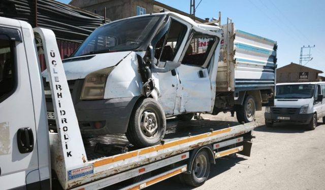 Minibüs ile Kamyonet Çarpıştı: 10 Kişi Yaralandı
