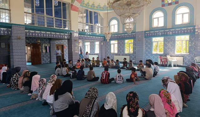 Edremit'te Yaz Kur'an Kursu Öğrencilerine 'Hazret-İ Peygamber' Semineri