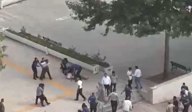 Adliye önünde tekmeli yumruklu kavga