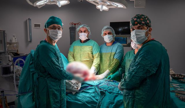 Karın Ağrısı Ve Şişkinlikle Hastaneye Başvurdu: 15 Kilogramlık Kitle Çıkarıldı!