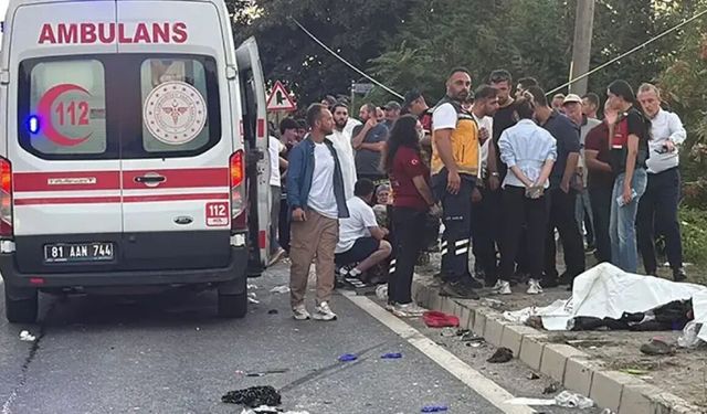 Pat pat ile tır çarpıştı: 4 ölü, 8 yaralı