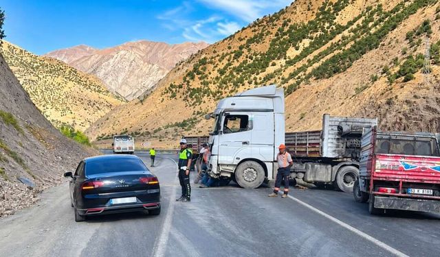 Hakkari-Van yolunda TIR bariyerlere çarptı