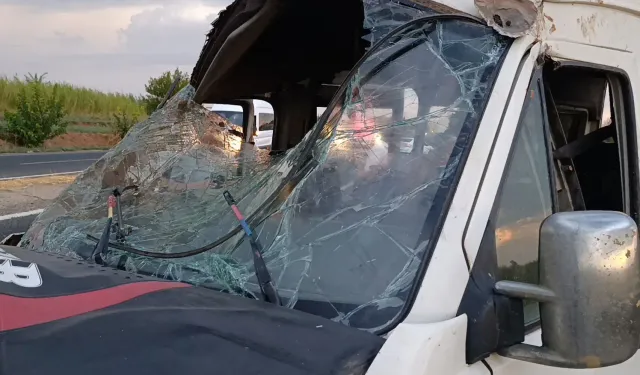 Tarım İşçilerini Taşıyan Minibüs Kanala Devrildi: 15 Yaralı