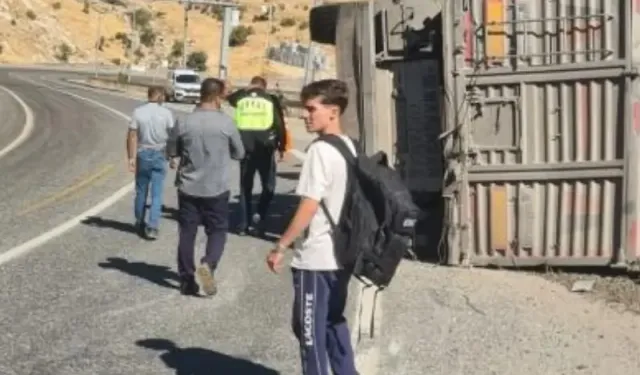 Tır Devrildi, Sürücü Ağır Yaralandı