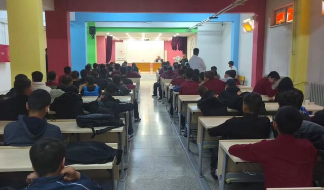 Van’da Liseli Gençlere ‘Güzel Ahlak’ Çağrısı: Peygamber Efendimizin Örnek Hayatı Anlatıldı