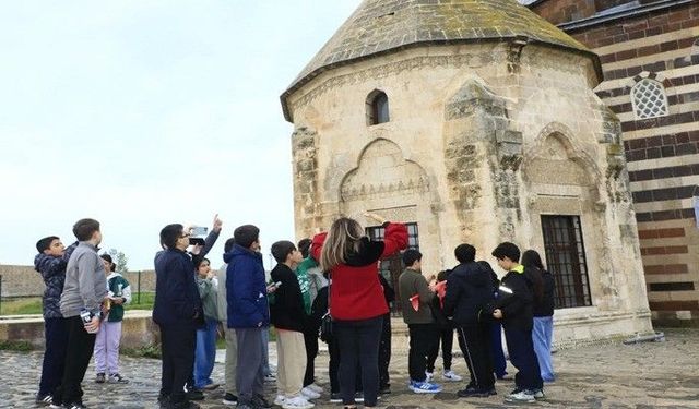 Vanlı Öğrenciler Tarihin İzinde: Şehrin Hafızasını Yerinde Keşfettiler