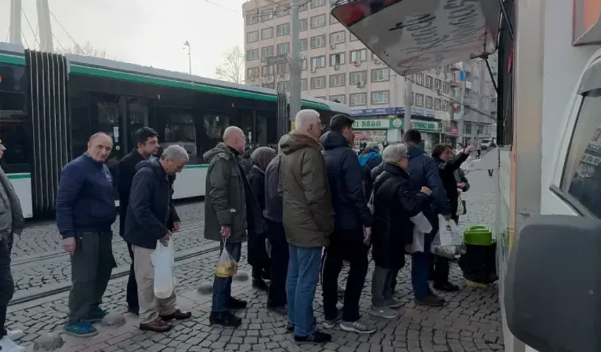 Aldığı hisseler çakılınca, patron gitsin diye lokma dağıttı