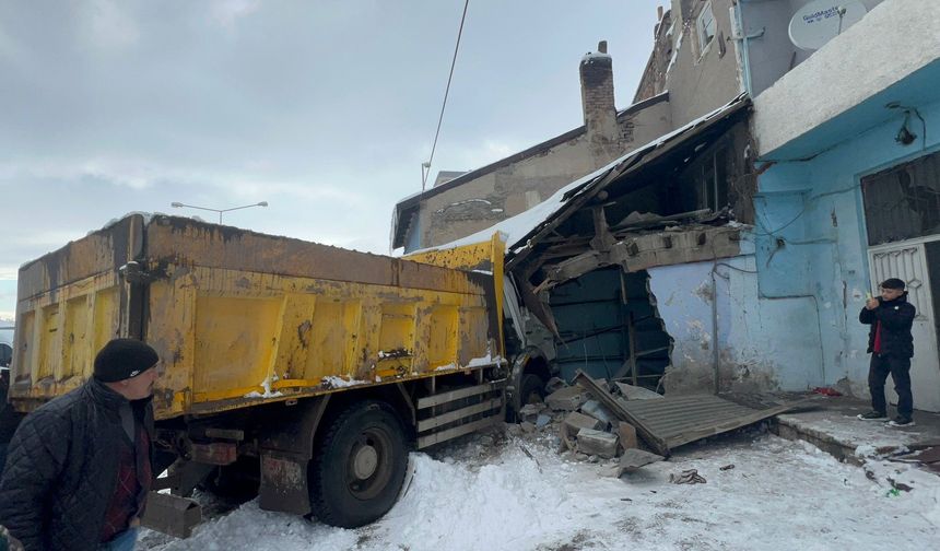 Buzlu Yolda Kontrolden Çıkan Kamyon Kömürlüğe Çarptı