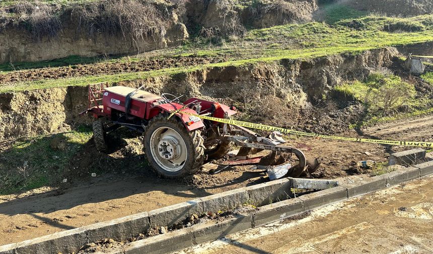 Tarlada çalışan çiftçinin üzerine traktör devrildi