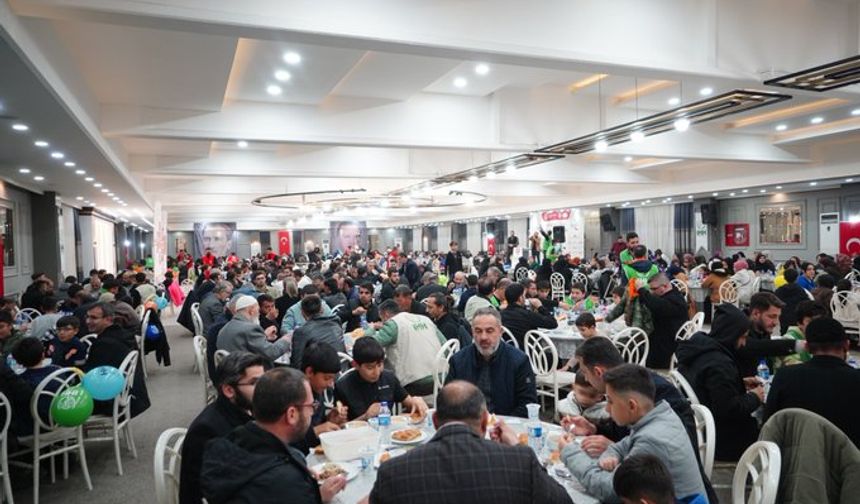 AK Parti Van İl Başkanı Abdulahat Arvas İHH’nın İftar Programına Katıldı