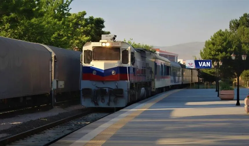 Tahran-Van Treni Geldi, Ulaşım Krizi Mi Yaşanıyor?