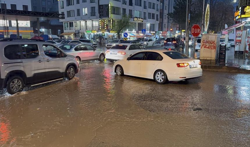 Şiddetli Sağanak Hayatı Felç Etti