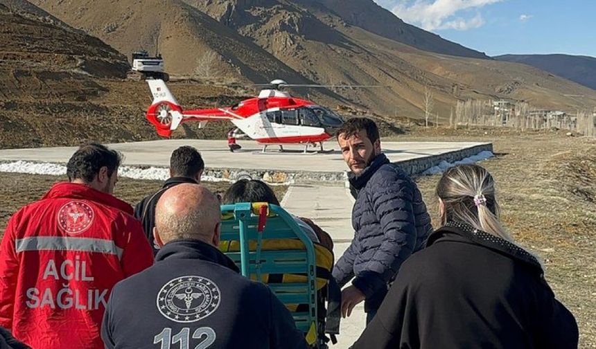 Van'da 35 Haftalık Gebe Kadın Helikopter Ambulansla Hastaneye Sevk Edildi