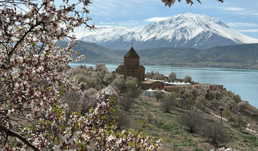 Akdamar’da Bahar Coşkusu Sürüyor: Festival İkinci Gününde de Ziyaretçi Akınına Uğradı!